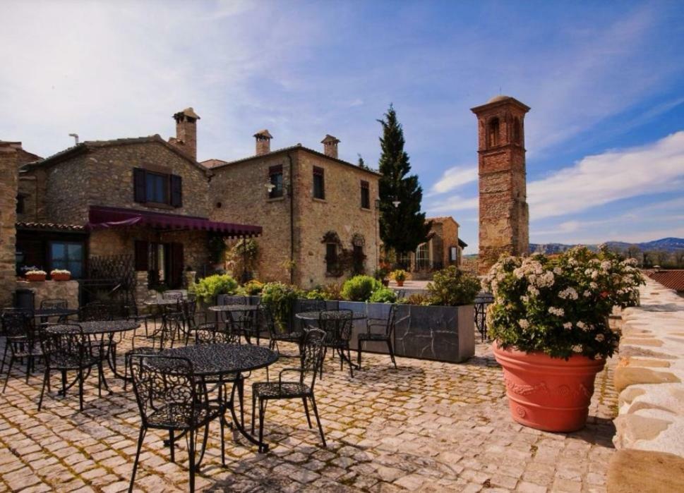 Castello Di Albereto Hotel Trarivi ภายนอก รูปภาพ