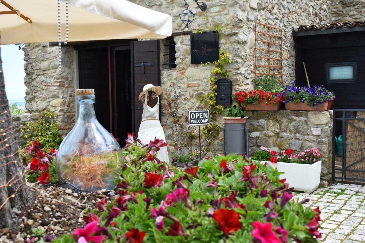 Castello Di Albereto Hotel Trarivi ภายนอก รูปภาพ